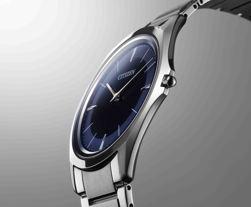 Eco-Drive One je pouze 1 mm vysoký a je ručně skládán z 85 součástek. Zdroj: Citizen