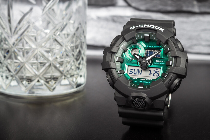 Některé modely, zvláště některé G-Shocky, mají pro spuštění světla speciální čelní tlačítko v dolní části pouzdra. Typicky model G-Shock GA-700