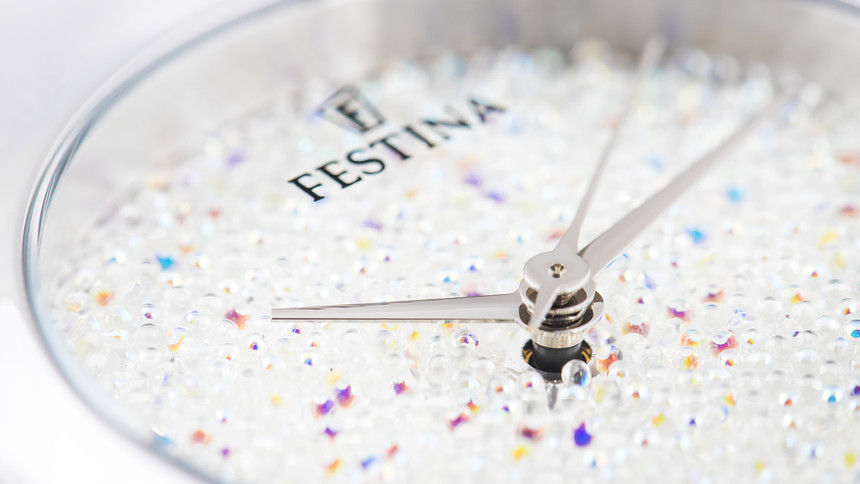 Číselník Festina Mademoissele tvoří drobné Swarovski Elements