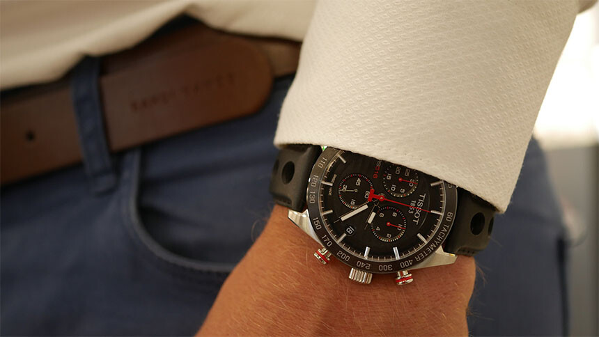 Chyba: Opasok a remienok neladia k sebe. O celkovom športovom štýle hodiniek ani nehovoriac. To by na promóciách neuspelo.