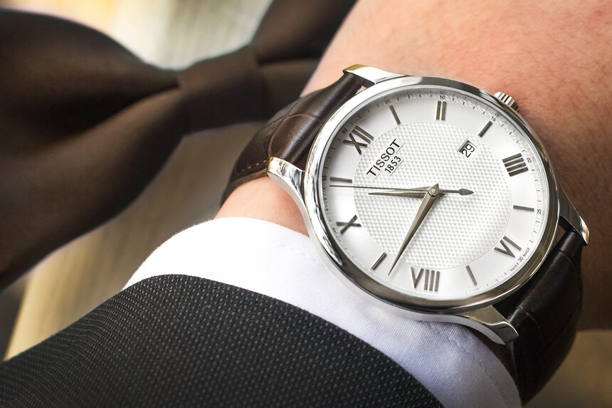 Skvelá voľba: Oceľové puzdro a kožený remienok.