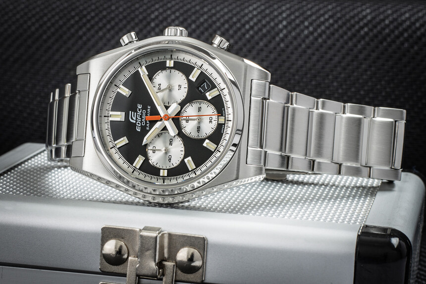 Casio Edifice EFB-730 s čiernym číselníkom.