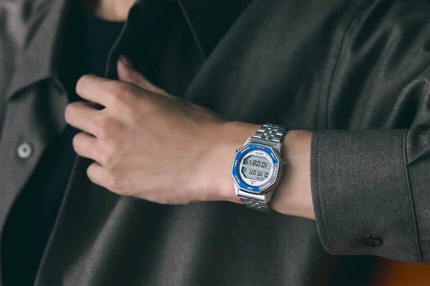 Varianta Seiko Rotocall s modrou lunetou.