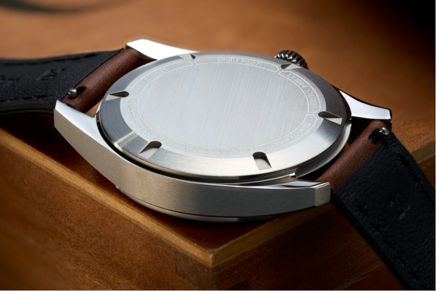 Zadné viečko hodiniek ponúka štedrú plochu na gravírovanie. Zdroj: www.teddybaldassarre.com