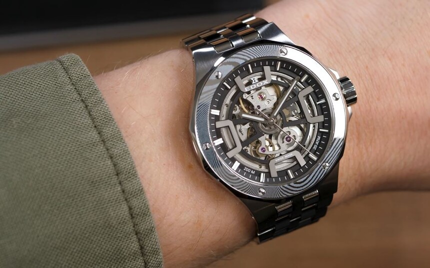 Na zápěstí 17,5 cm.