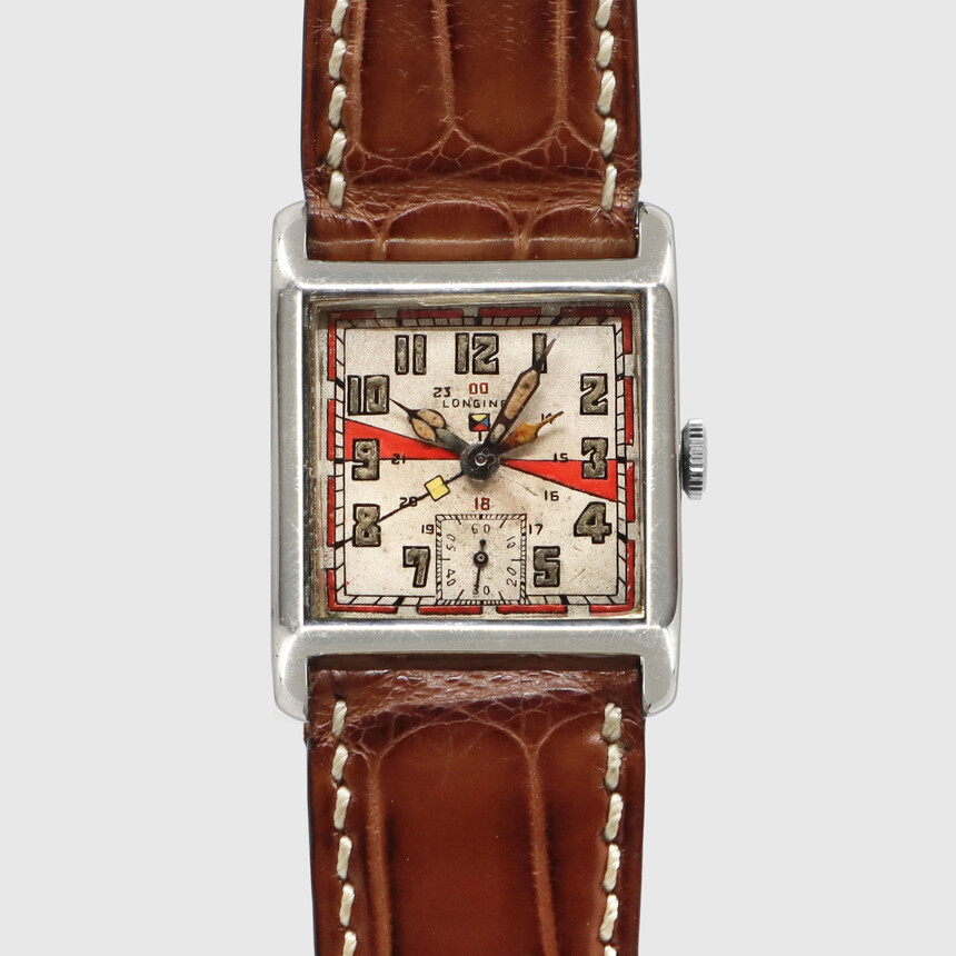 Červenou farbou vyznačené úseky na číselníku predstavujú obdobia rádiového ticha. Zdroj: www.monochrome-watches.com