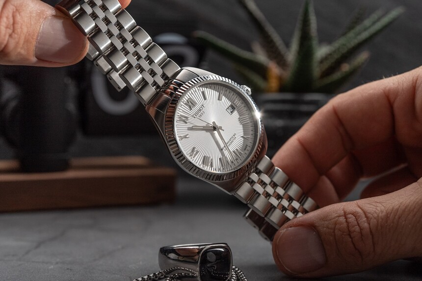 Päťradový jubilee náramok hodiniek Tissot Ballade Automatic. Zdroj: www.timeandtidewatches.com