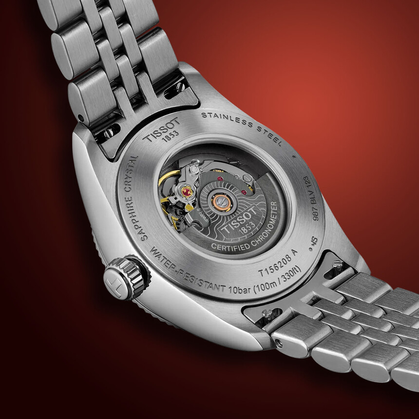 Pohľad cez presklené zadné viečko na Powermatic 80 COSC. Zdroj: www.monochrome-watches.com