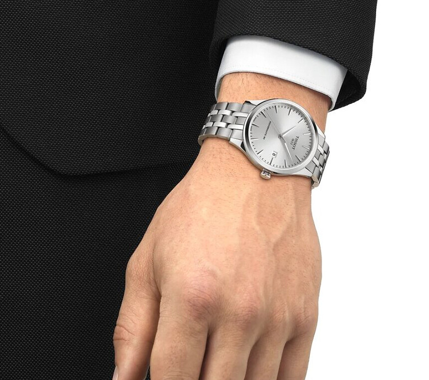 Model je dostupný ako na koži, tak aj na oceli.