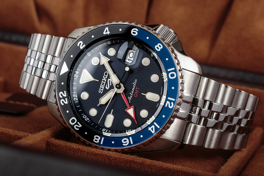 Pri päťkách nájdeme aj menšie modely s fieldovým charakterom, aj hodinky s typicky potápačským dizajnom. Veľmi obľúbené sú tiež päťky s komplikáciou GMT.