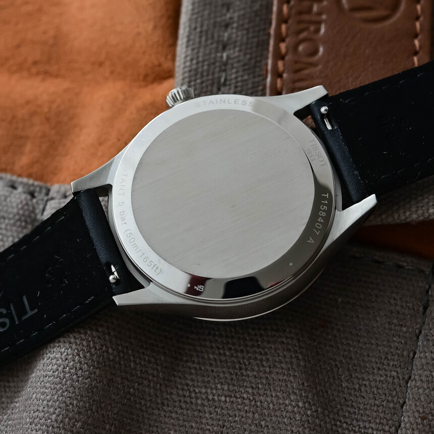 O nejakej úrovni zdobenia sa asi pri tomto strojčeku veľmi nemá zmysel baviť, preto ho Tissot šikovne zakryl plným zadným viečkom s plochou, ktorá priam nabáda k osobnému gravíru.