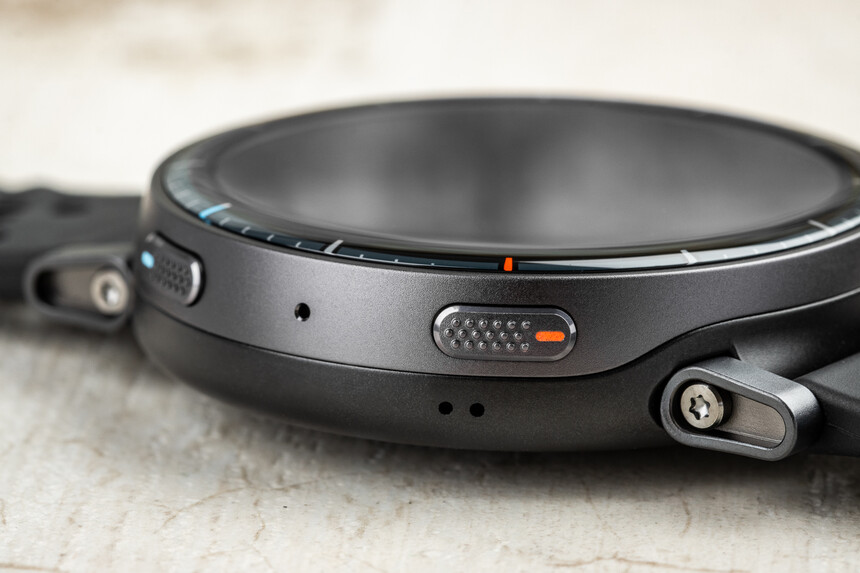 Tlačidlá majú ešte ľahké ryhovanie, čo uľahčuje ich ovládanie.