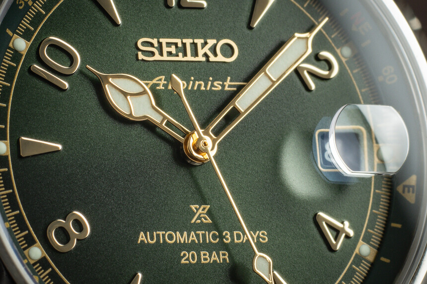 Zafírové sklíčko má vnútornú antireflexnú vrstvu.