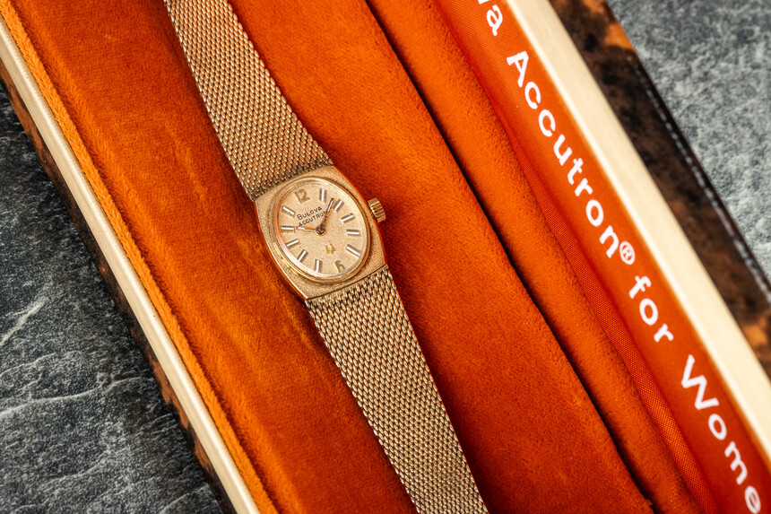 Bulova Accutron s ladičkovým strojčekom.