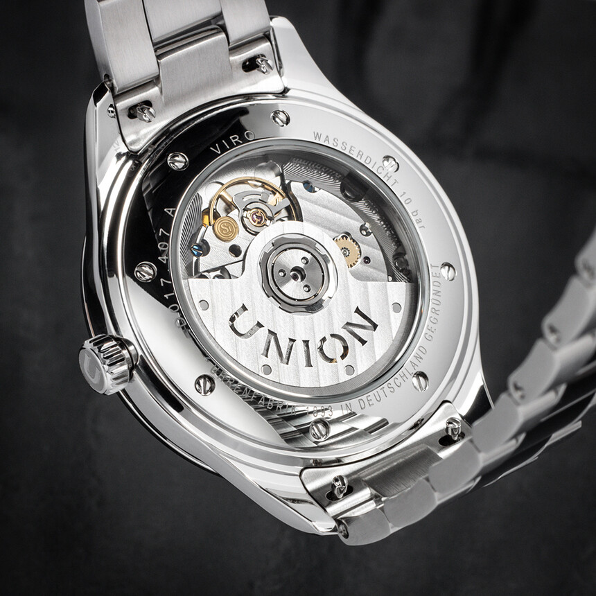 Kaliber UNG-07.S1 ponúka príjemnú úroveň zdobenia a modrené skrutky. Oceniť ho môžete cez presklené zadné viečko.