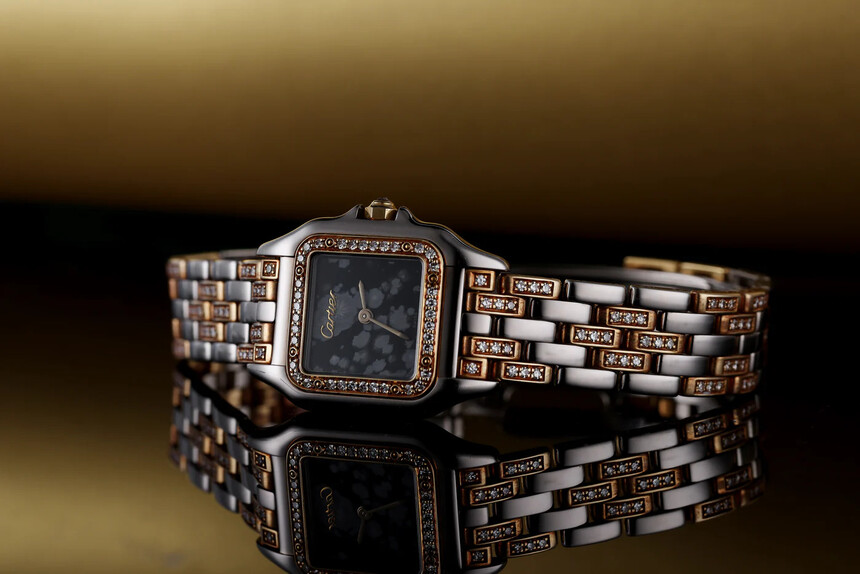 Cartier Panthere s číselníkem z obsidianu, v pouzdře z 18k zlata. Foto: watchcollectors.co.uk