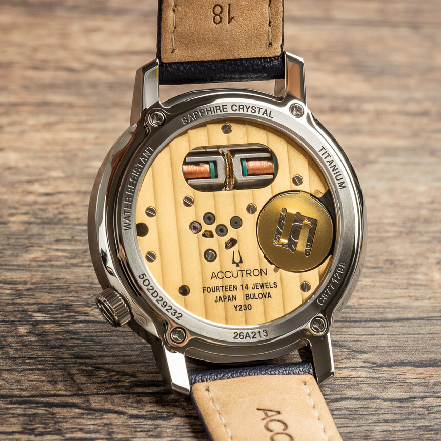 Kaliber Y230 je pozlátený a ozdobený ženevskými prúžkami.