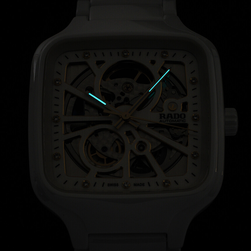 Luminiscencia (Super-LumiNova) je decentná, ale efektívna.