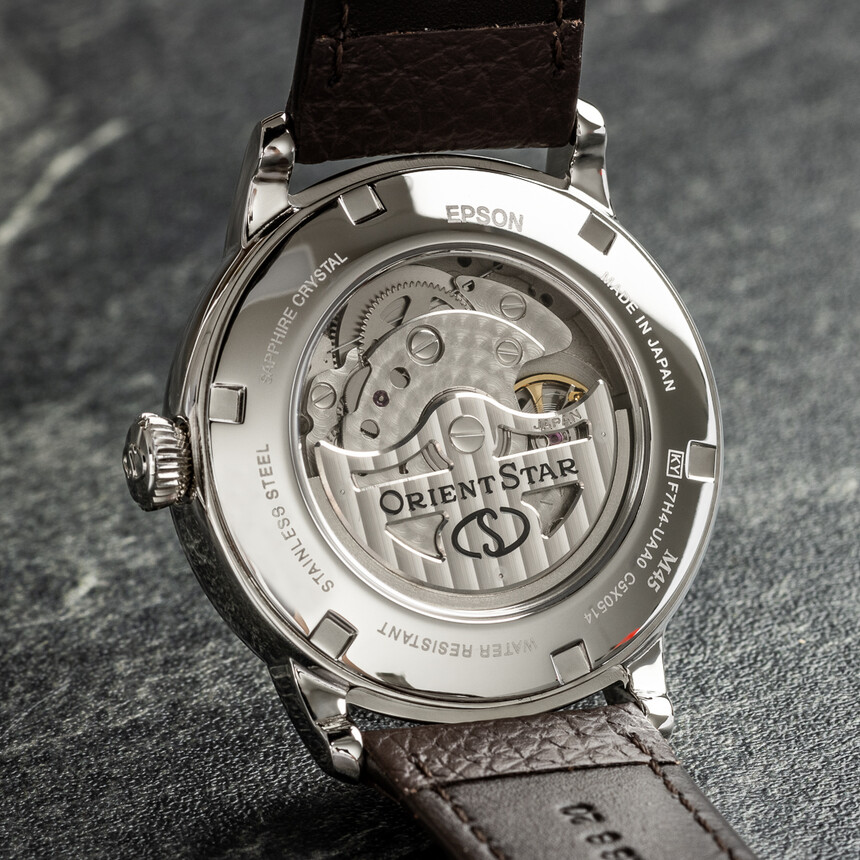 Pohľad na kaliber Orient Star F7H44 cez presklené zadné viečko.