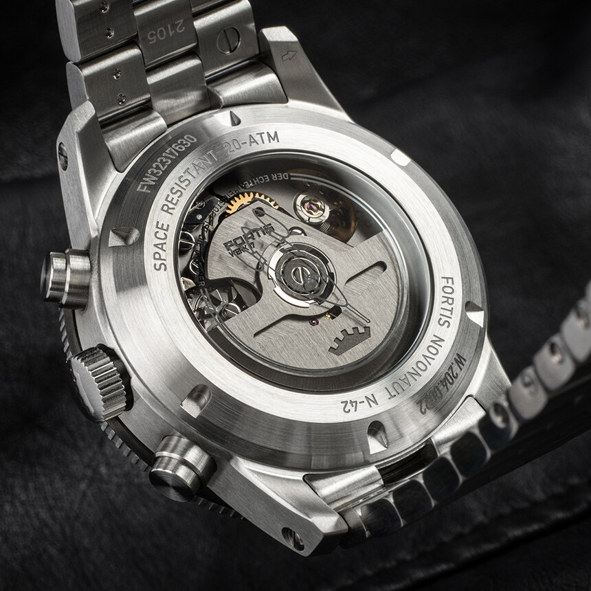 Pohľad na kaliber Werk 17 cez presklené zadné viečko.