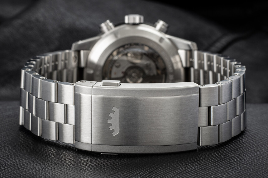 Spona je ozdobená tradičným logom korunky.