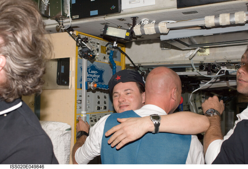 Astronauti z misie Soyuz TMA-15 z roku 2009 s hodinkami Timex Datalink a Fortis.