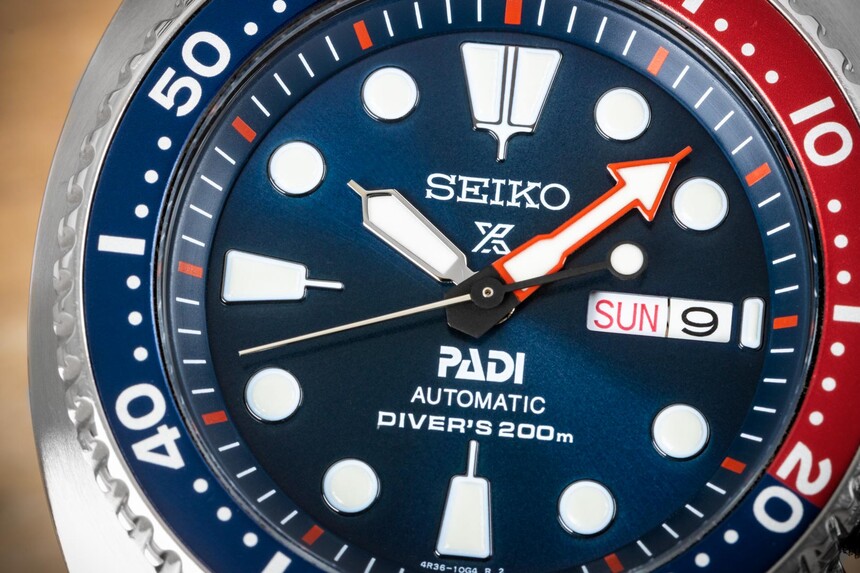 Nápis DIVER'S na číselníku označuje potápačskú certifikáciu ISO 6425.