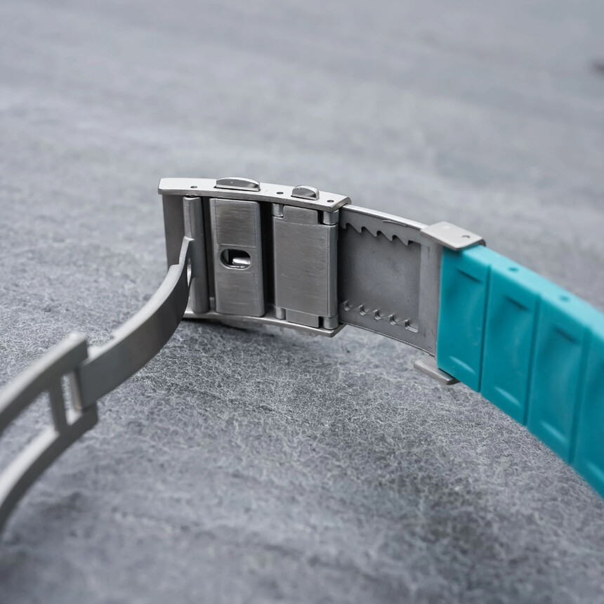 Spony disponujú potápačskou extenziou. Zdroj: ttps://monochrome-watches.com