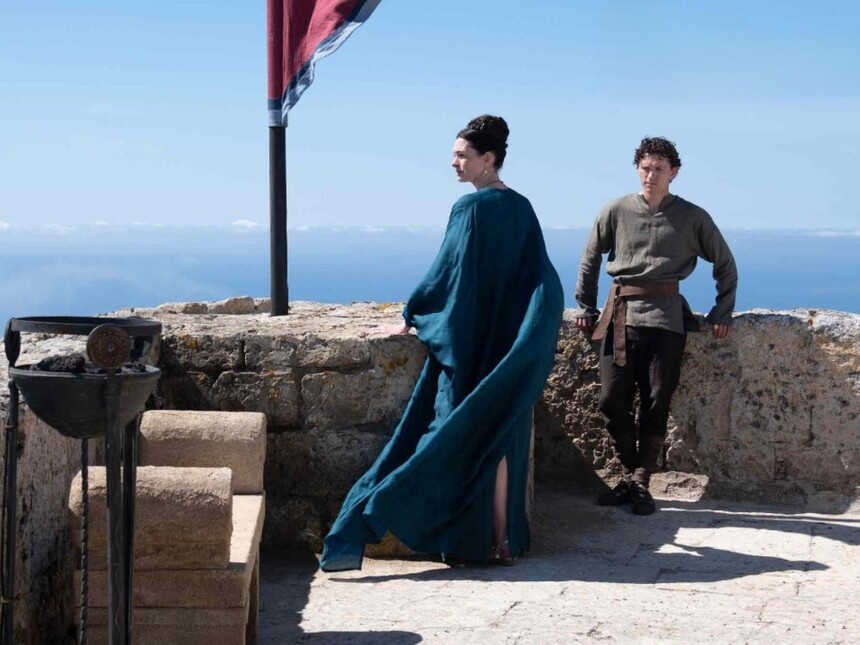 V úlohe syna a manželky Odyssea sa objavia Tom Holland a Anne Hathaway.