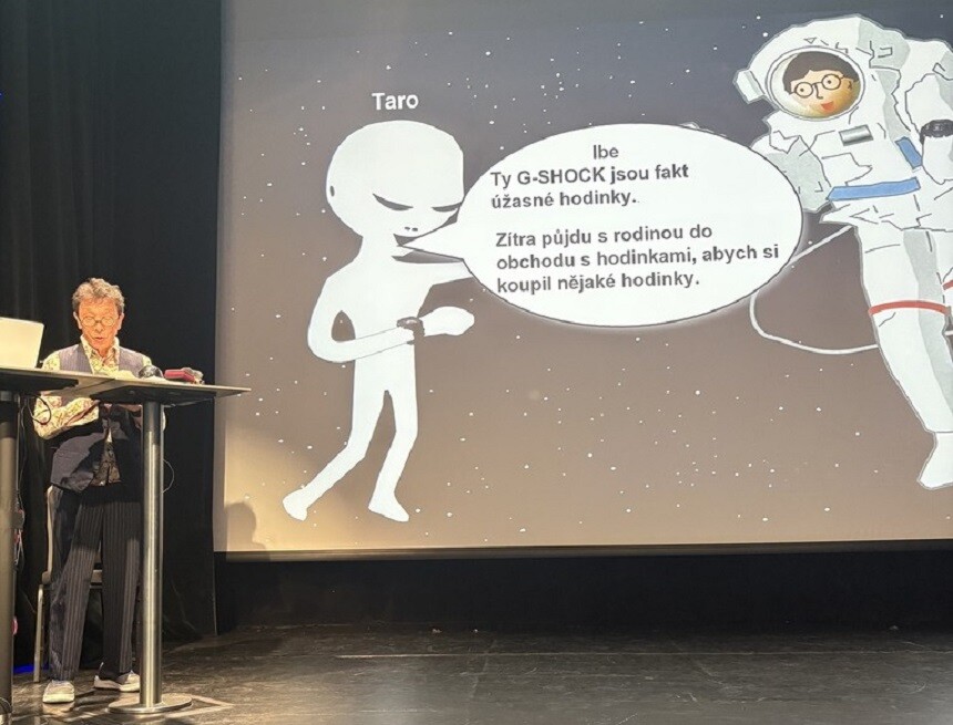 Kikuo Ibe žartuje o svojom mimozemskom kamarátovi Tarovi.