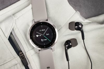 Garmin Vívoactive 4S Silver/Gray Band