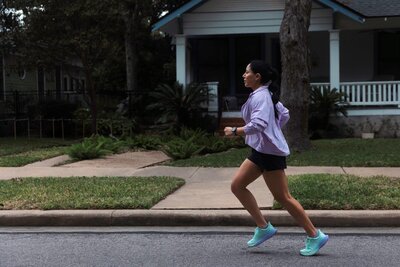 Garmin Forerunner 165 Music, hmlistá sivá/biela