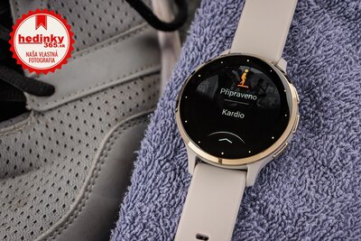 Garmin Venu 3S Cream Gold / French Gray Case, Sand Leather Band (+ náhradný remienok)