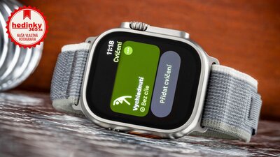 Apple Watch Ultra 2 GPS + Cellular, 49mm Titanium Case / Green/Grey Trail Loop-S/M
