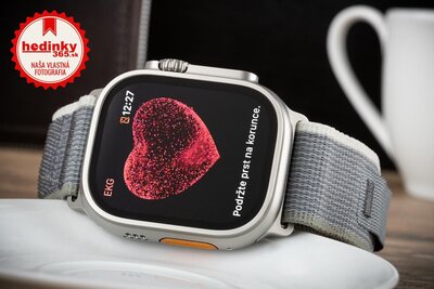 Apple Watch Ultra 2 GPS + Cellular, 49mm Titanium Case / Green/Grey Trail Loop-S/M