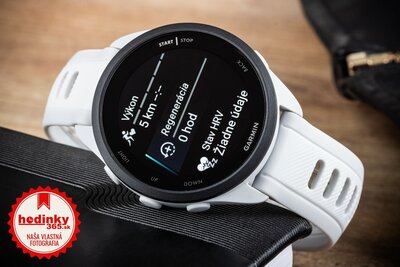 Garmin Forerunner 165 Music, hmlistá sivá/biela